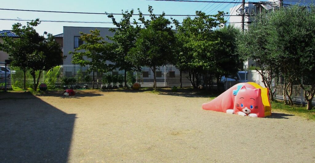 さいたま市北区土呂町
大宮たんぽぽ保育園の園庭
野菜やオリーブ・どんぐりの実