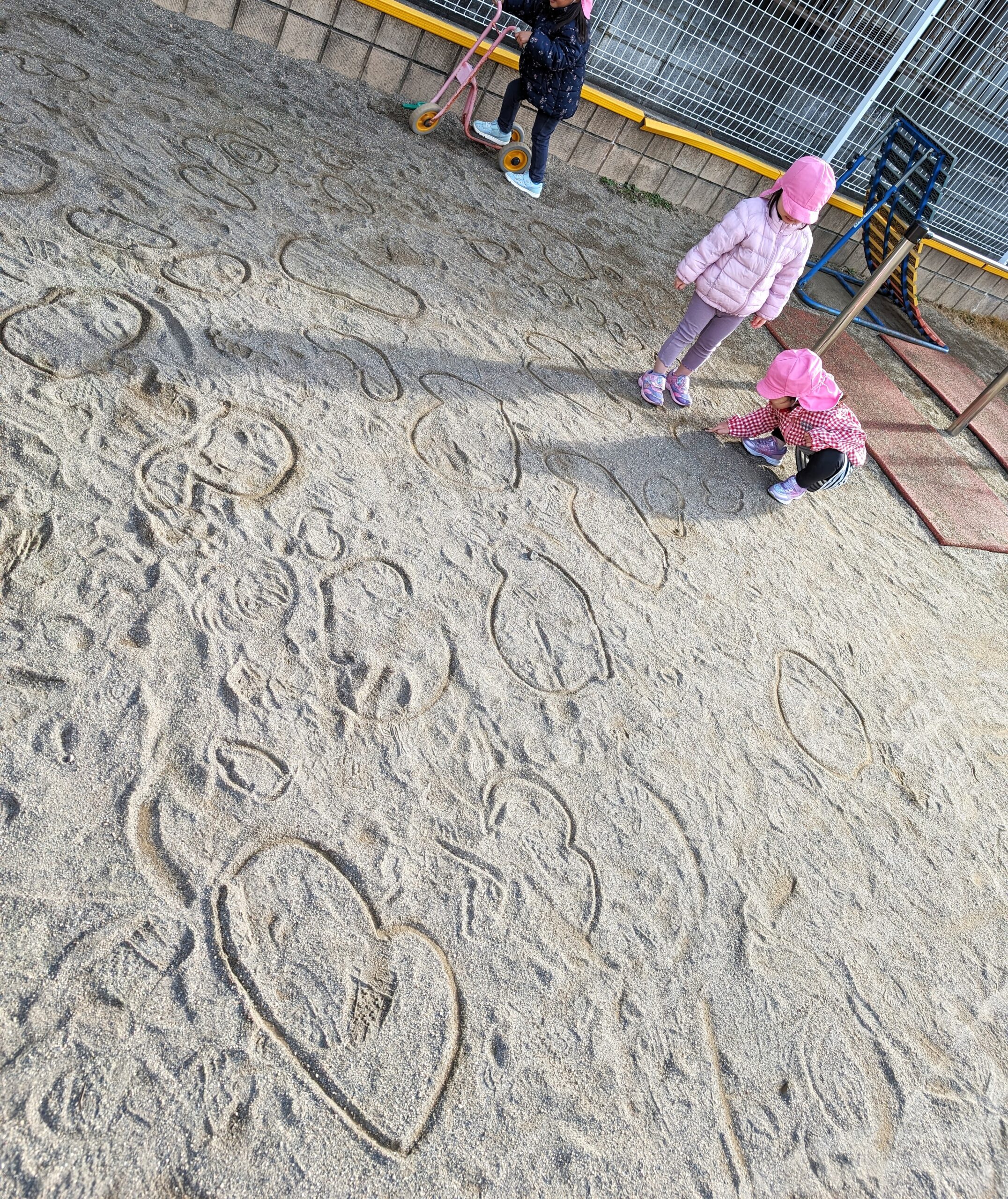 保育園の園庭にて子どもたちがハートを沢山つくりました