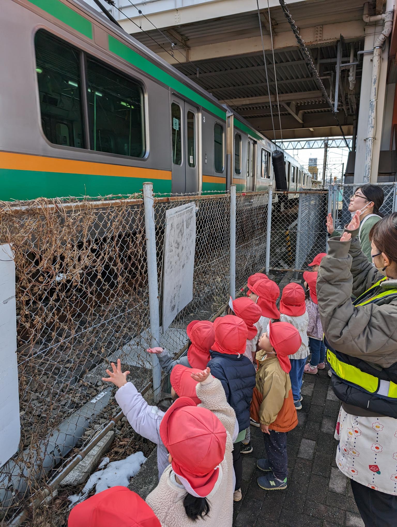 保育園のお散歩で電車を見に行きました